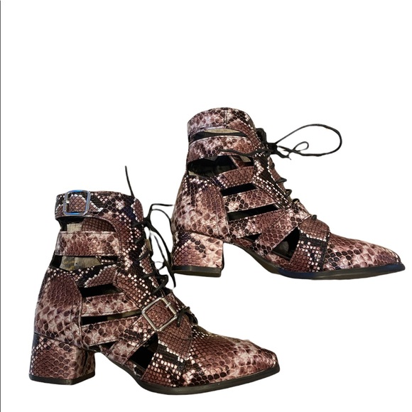 Cut out snakeskin ankle booties - Picture 3 of 6